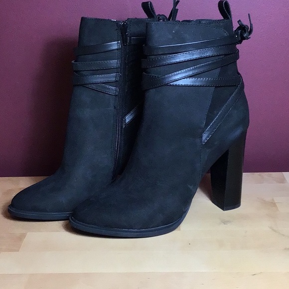 NWB Steve Madden Size 8.5 Black Leather Ankle Boots - Picture 1 of 4